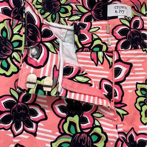 Crown & Ivy Shelby Scalloped Hem Floral Pink Shorts Size 6 - Picture 2 of 9